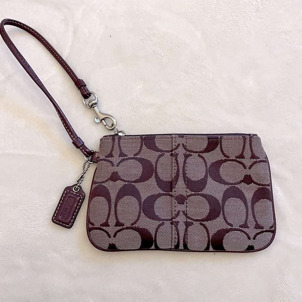 💜Coach Signature Purple/Mauve Wristlet